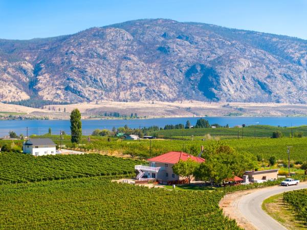 The photo shows the Sonora Desert Inn located in the city of Osoyoos.