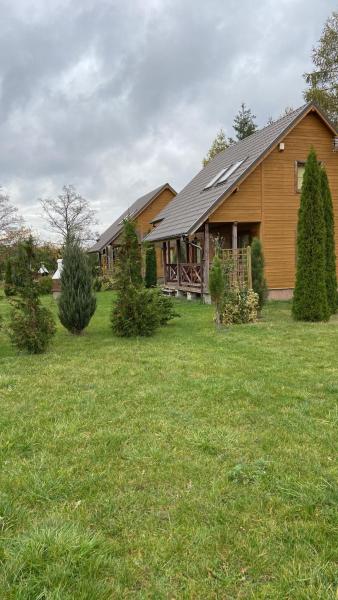 A la foto es mostra l'objecte Domy letniskowe Powidzanka situat a la ciutat de Powidz.