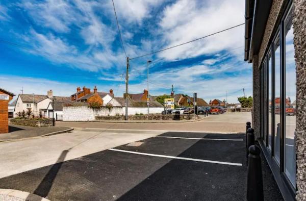 A la foto es mostra l'objecte Roann Newydd 1 situat a la ciutat de Rhuddlan.