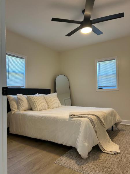 A la foto es mostra l'objecte Newly Renovated Home Near DT situat a la ciutat de Iva.