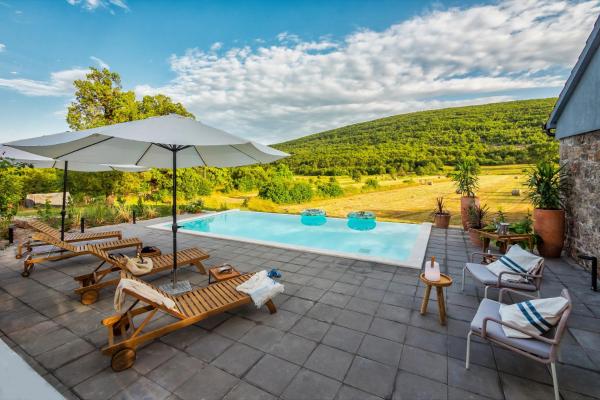 En la foto se muestra el objeto Villa ''Stone Garden'' - Countryside with Heated Pool & Hot Tub ubicado en la ciudad de Trilj.