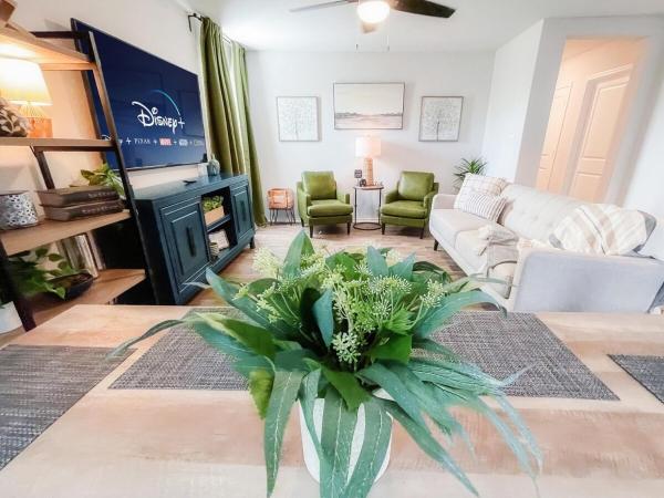 A la foto es mostra l'objecte Stylish Family Home Near Lackland POOL situat a la ciutat de Von Ormy.