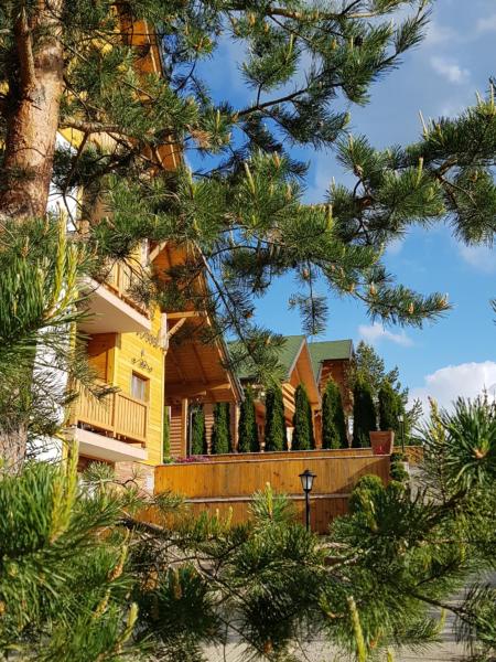 Na zdjęciu widoczny jest obiekt Villa Natural Wood położony w mieście Glišići.