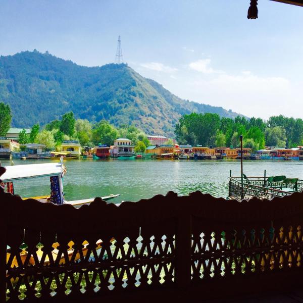 A la foto es mostra l'objecte New Sea Palace Houseboats situat a la ciutat de Srinagar.