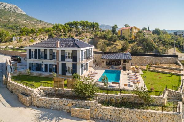 A la foto es mostra l'objecte Villa Zvonimir situat a la ciutat de Klis.