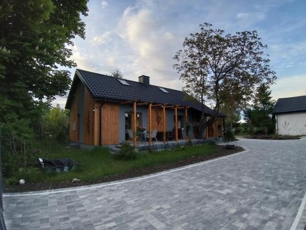 Na foto é possível ver o objeto Dębowy Domek localizado na cidade de Esterka.