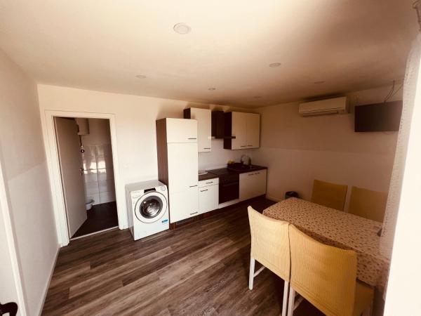 A la foto es mostra l'objecte Apartmani Tušek situat a la ciutat de Primošten.