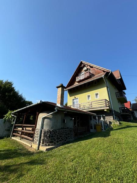 A la foto es mostra l'objecte Casa Jeremiás situat a la ciutat de Sovata.