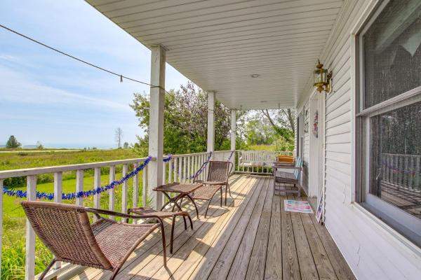 A la foto es mostra l'objecte Algoma Vacation Rental with Fire Pit and Lake Views! situat a la ciutat de Algoma.