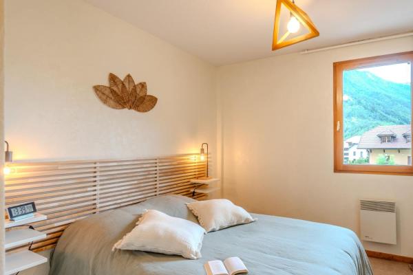 Na zdjęciu widoczny jest obiekt Slow Chalet Thônes lake & mountain 15 min to ski lift balcony parking położony w mieście Thônes.