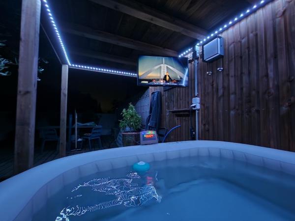 A la foto es mostra l'objecte Au Douni - Jacuzzi, jardin, parking couvert et bureau équipé situat a la ciutat de Aubais.