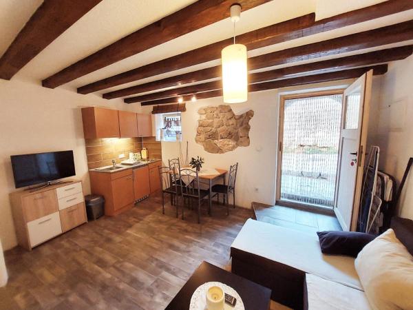 Na zdjęciu widoczny jest obiekt Anana Apartment położony w mieście Cres.