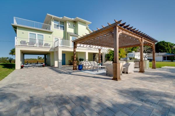 写真にはスプリングヒル市にあるLuxe Spring Hill Home with Patio and Dock!が写っています。
