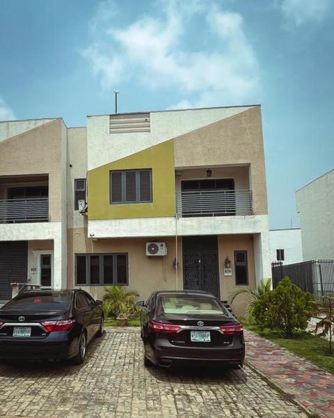 På billedet ses objektet 3bedroom terrace at Step one Aso savings estate Karsana Abuja beliggende i byen Abuja.