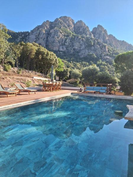 Na zdjęciu widoczny jest obiekt Appartement Jardin et Piscine Les anges du maquis location Corse-du-Sud położony w mieście Conca.