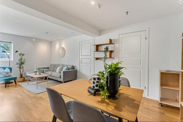 2-Bedroom Apartment with Private Entrance Near Tromsø City Centre, Tromsø