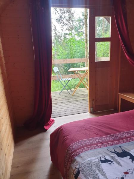 Na zdjęciu widoczny jest obiekt White wood lodge położony w mieście Relanges.