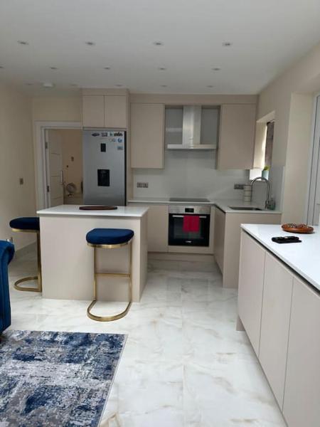A la foto es mostra l'objecte CozyCorner - 2 Bed in Egham Heathrow Windsor situat a la ciutat de Egham.