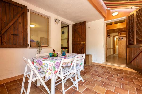 На фото показан объект Casa al mare con ampia veranda, расположенный в городе Стинтино.