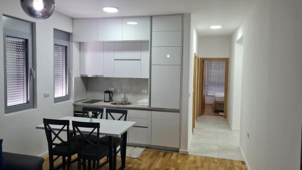 På billedet ses objektet Apartman A7 beliggende i byen Ulcinj.