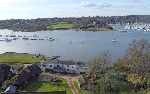 A la foto es mostra l'objecte Brooklands Farm Hamble River Apartment with river frontage and garden situat a la ciutat de Bursledon.