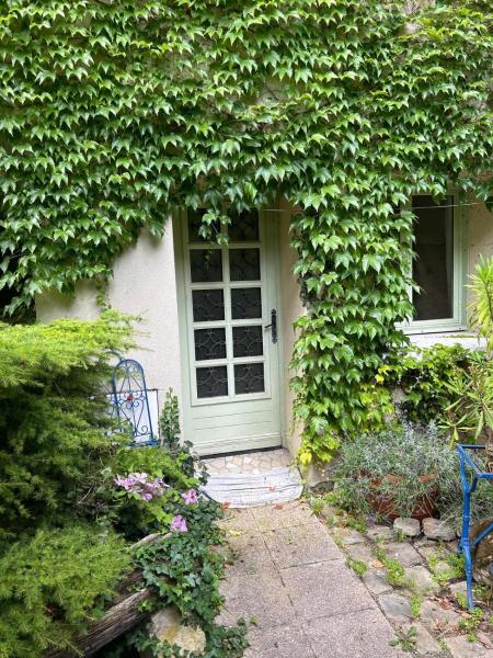 På billedet ses objektet Maison de ville arborée avec cachet beliggende i byen Nanterre.