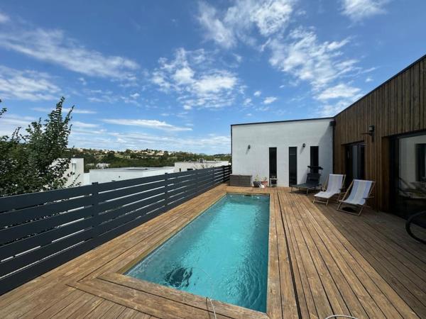 A la foto es mostra l'objecte Luxury Villa with pool and View situat a la ciutat de Juvignac.