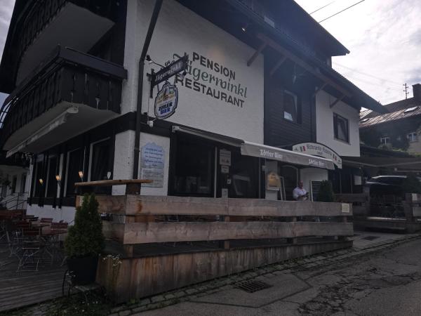 The photo shows the Pension – Restaurant Jägerwinkl located in the city of Rettenberg.