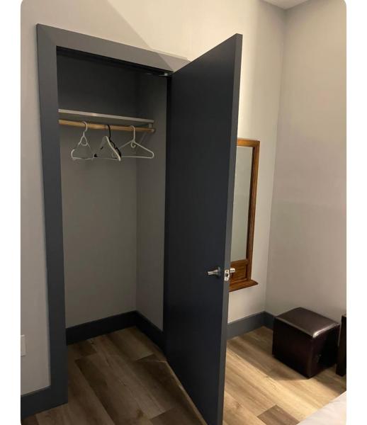 写真にはニューアーク市にあるCozy Roomが写っています。