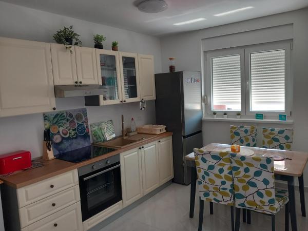 Na fotografii je vidět objekt Apartman Dina nacházející se ve městě Peroj.