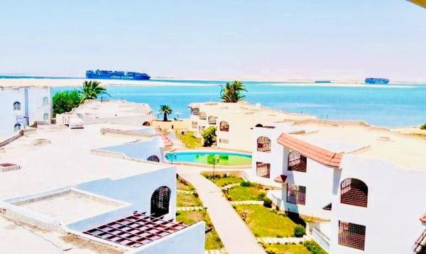 På billedet ses objektet قرية منيه فايد beliggende i byen Fayed.