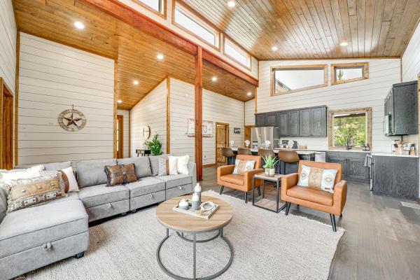 Στη φωτογραφία φαίνεται το αντικείμενο Luxe Broken Bow Home with Hot Tub and Fire Pit! που βρίσκεται στην πόλη Stephens Gap.