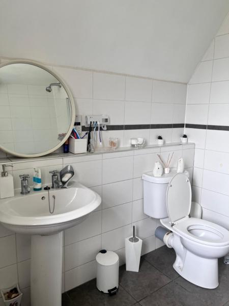 A la foto es mostra l'objecte Private Room in Charming Detached House in Newington situat a la ciutat de Edimburg.
