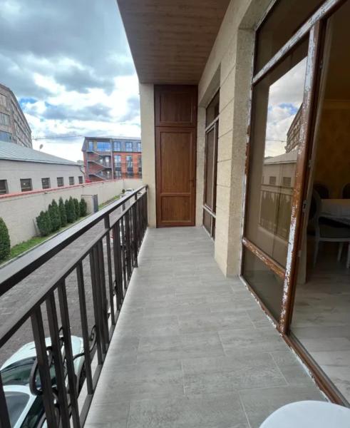 A la foto es mostra l'objecte Երեք հարկանի տուն situat a la ciutat de Arabkir.