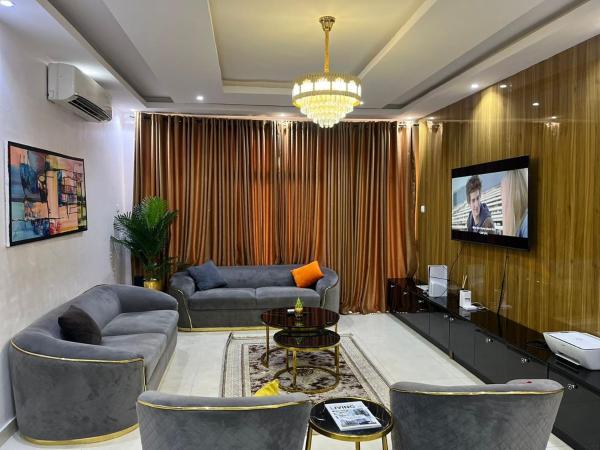 A la foto es mostra l'objecte Tastefully furnished 2 and 3 bedroom At Cromwell Estate, chevron lekki with PS5, bathtub, Netflix 24hrs electricity situat a la ciutat de Lagos.