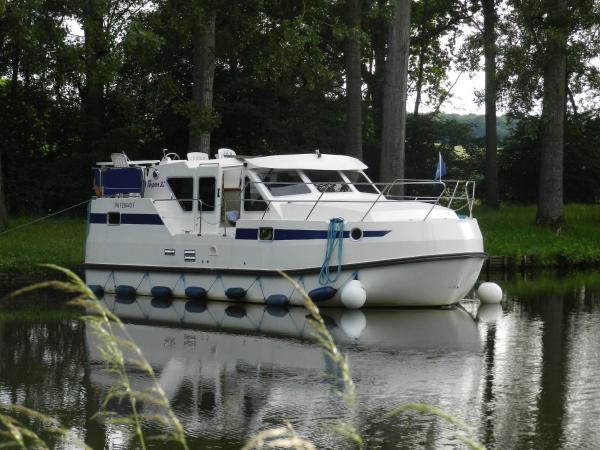 Séjour Insolite Sur Bateau Confortable: 8 Couchages, 2 Cabines, Espace Extérieur Aménagé - Api-1-46-10 - Paray-le-Monial
