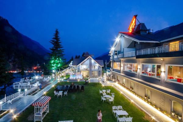 A la foto es mostra l'objecte The Highland Park - A Truly River side Resort situat a la ciutat de Manāli.