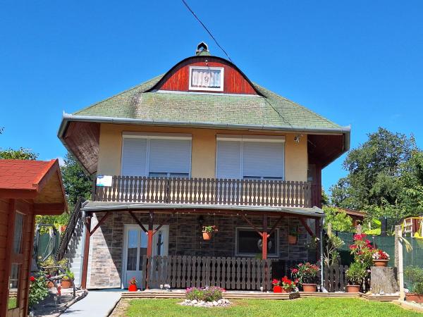Na zdjęciu widoczny jest obiekt Diófa Kuckó Apartman położony w mieście Zalakaros.