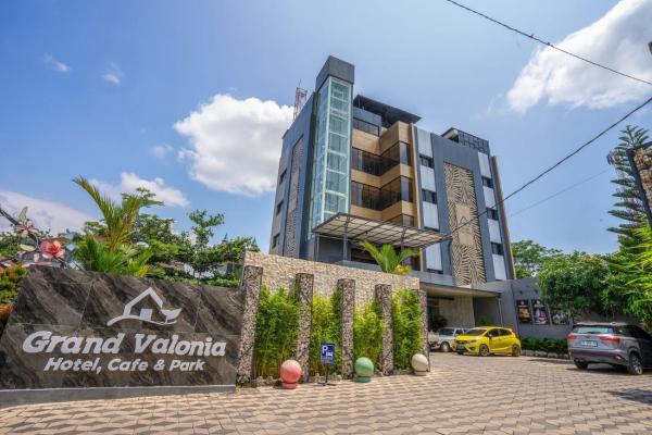 A la foto es mostra l'objecte Grand Valonia Hotel Cafe & Park Jember situat a la ciutat de Jember.