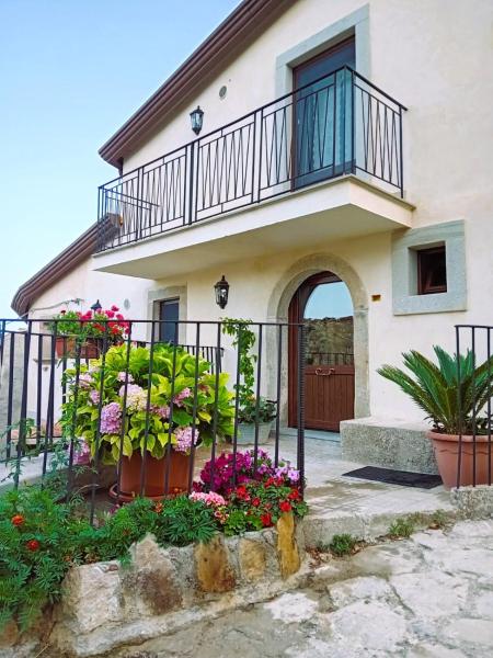 Na zdjęciu widoczny jest obiekt Albergo Diffuso Montalbano Borgo Antico - La Casetta del Vento położony w mieście Floresta.