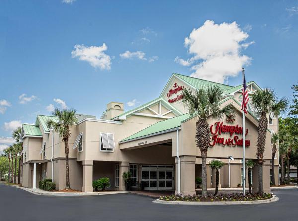 Na fotografii je vidět objekt Hampton Inn & Suites Charleston-West Ashley nacházející se ve městě Red Top.