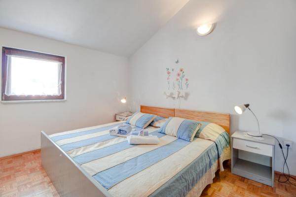 På billedet ses objektet Loft studio apartment near center beliggende i byen Vrboska.