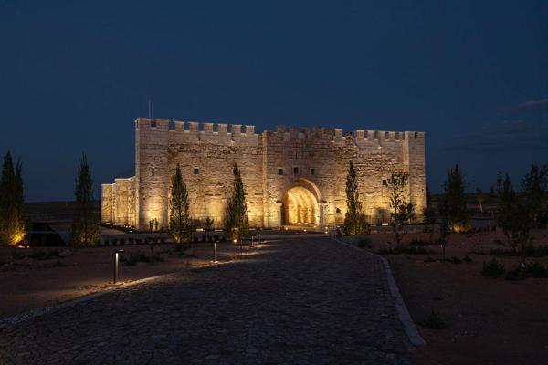 The photo shows the Obruk Kervansaray Museum Hotel located in the city of Obruk.