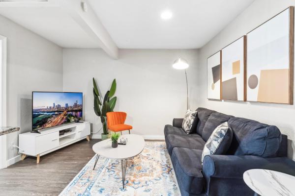 A la foto es mostra l'objecte Economy King Bed Suites w Pool, Next to Downtown situat a la ciutat de Austin.