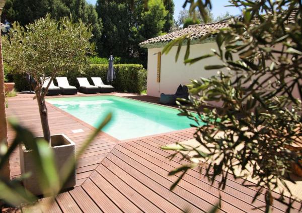 A la foto es mostra l'objecte Hebe la villa situat a la ciutat de Cogolin.