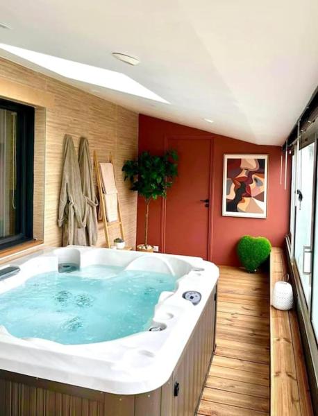 A la foto es mostra l'objecte Au Ty Cocon,avec Jaccuzi privatif à 950 m de la plages et du GR34 situat a la ciutat de Tréveneuc.