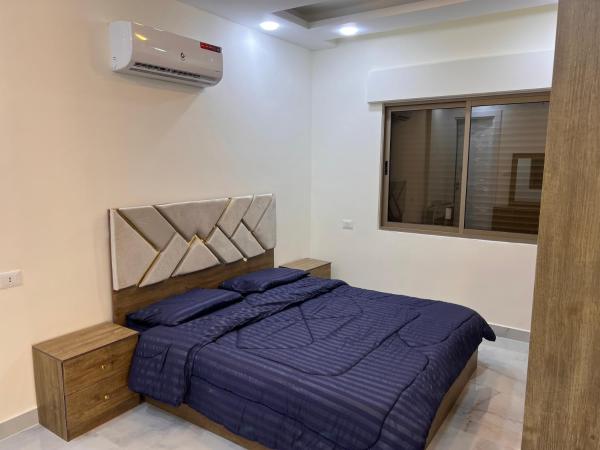 A la foto es mostra l'objecte شقة مفروشة و جديدة مع كراج للسيارة في ارقى مناطق اربد situat a la ciutat de Aydūn.