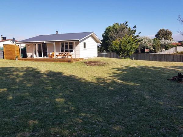 Na zdjęciu widoczny jest obiekt Relaxed Beach Retreat, mod family friendly bach położony w mieście Foxton Beach.