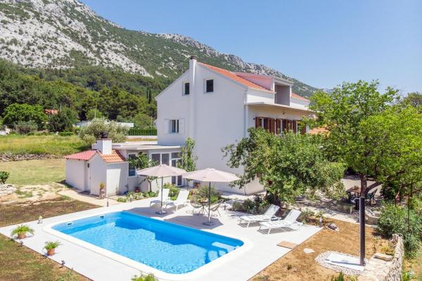 A la foto es mostra l'objecte Villa Knez situat a la ciutat de Gata.