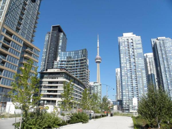 Kuvassa näkyy kohde Stylish Condo Downtown Near CN Tower - Free parking, joka sijaitsee kaupungissa Toronto.